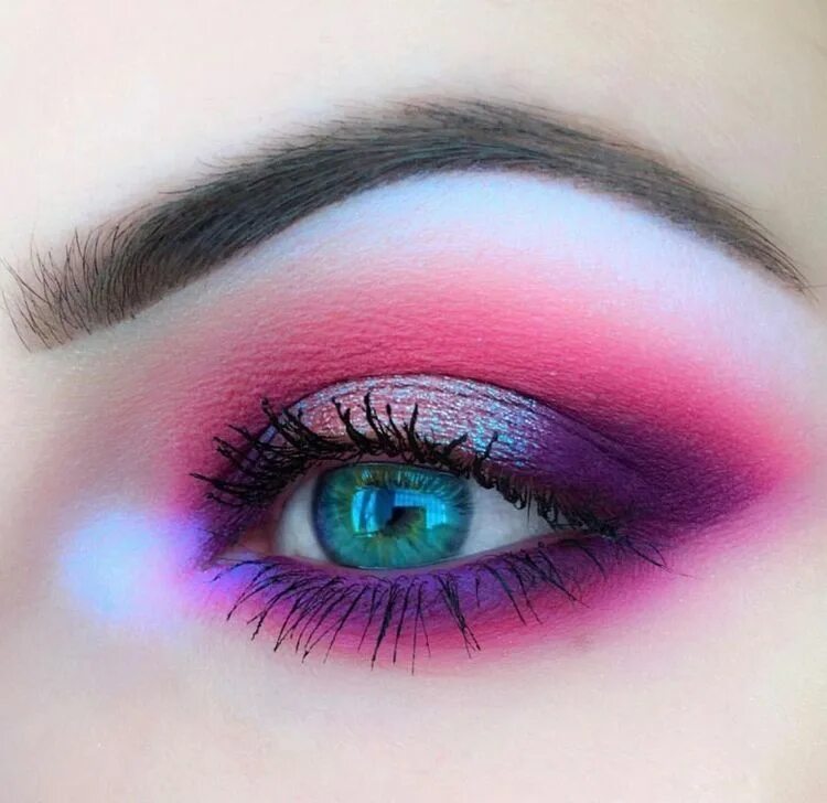 Макияж глаз яркими тенями Like what you see? Follow me for more: @uhairofficial in 2022 Purple eye makeup,