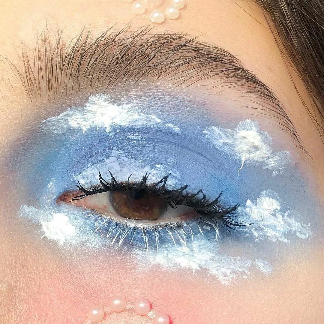 Макияж глаз зима Awesome MUA on Instagram: "Dreamy ☁ Clouds in eyes, sun in soul. MUA: @smeyuka #