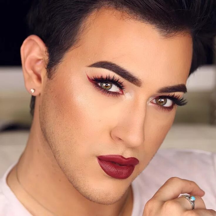 Макияж глазами мужчин ⠀ ⠀ ⠀ ⠀ ⠀ ⠀ ⠀ ⠀ Manny Gutierrez on Instagram: "ALL BURGUNDY EVERYTHING! Uploaded