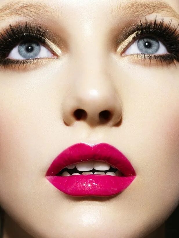 Макияж глянцевые губы Gold eyeshadow - Pink lips - Blue eye Pink lips, Bright makeup, Lip colors