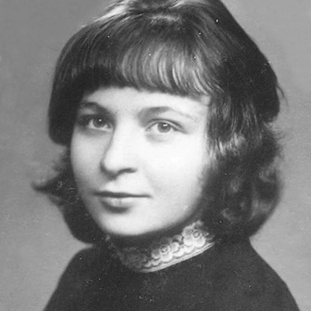 Марина цветаева фото Who wrote "A kiss on the forehead" by Marina Tsvetaeva?