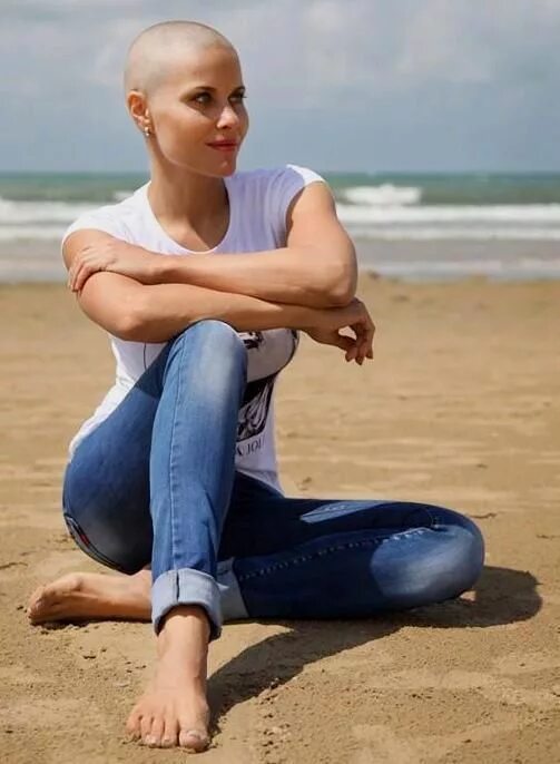Марина вовченко фото Bald on a beach... doesn't get much better than that. Buzzcut girl, Balding, Wom