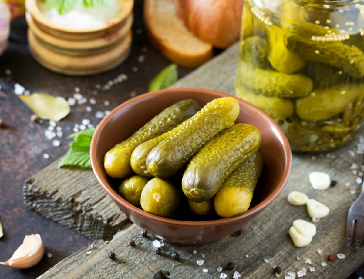 Маринованные огурцы фото Какую опасность таят маринованные огурцы из магазина? Советы по выбору любимой з