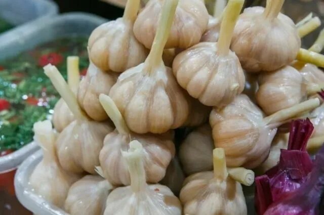 Маринованный чеснок фото Как быстро и без особых трат замариновать чеснок? Вопрос-ответ АиФ Аргументы и ф
