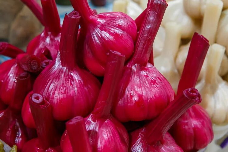Маринованный чеснок фото Купить Чеснок красный и белый (сол) в Москве Продукты с доставкой в Москве