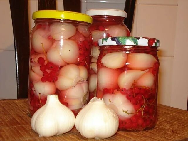 Маринованный чеснок на зиму с фото Как заквасить чеснок с красной смородиной?