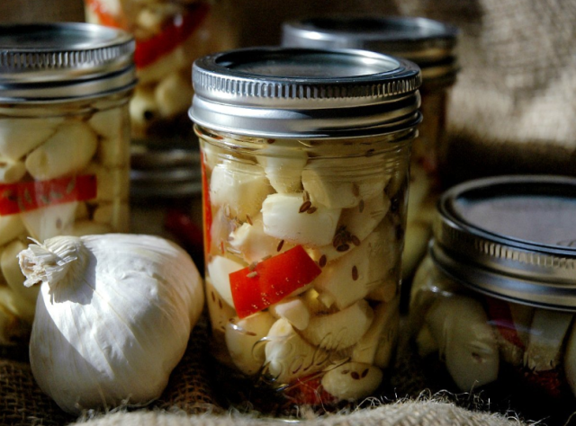 Маринованный чеснок на зиму с фото Фотография Pickled garlic, Pickles, Garlic