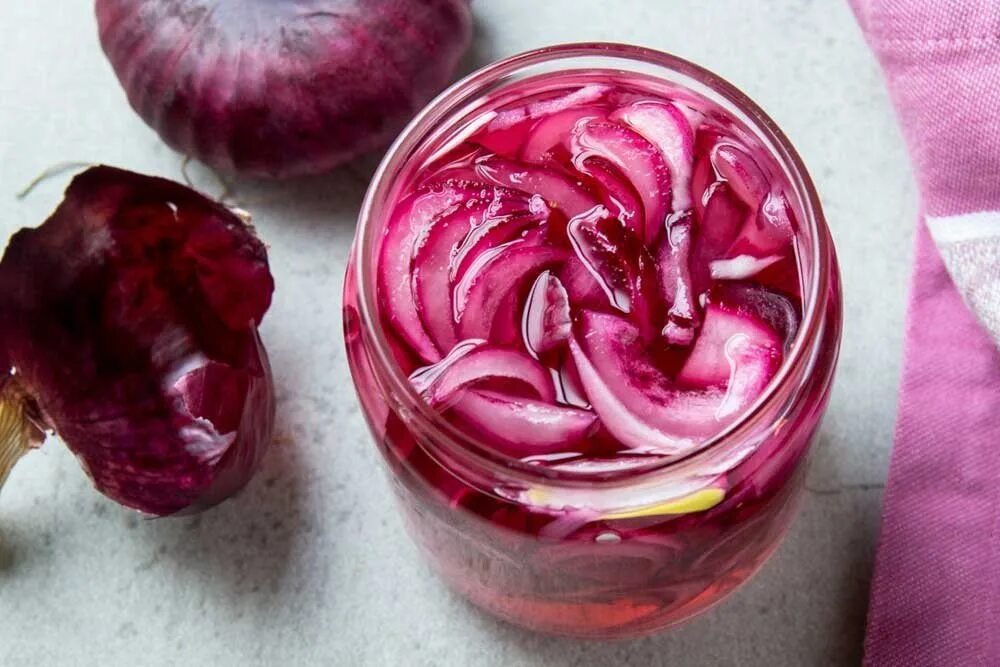 Маринованный красный лук фото Маринованный красный лук. Вам потребуется: 1/2 стакана яблочного уксуса 1 столов