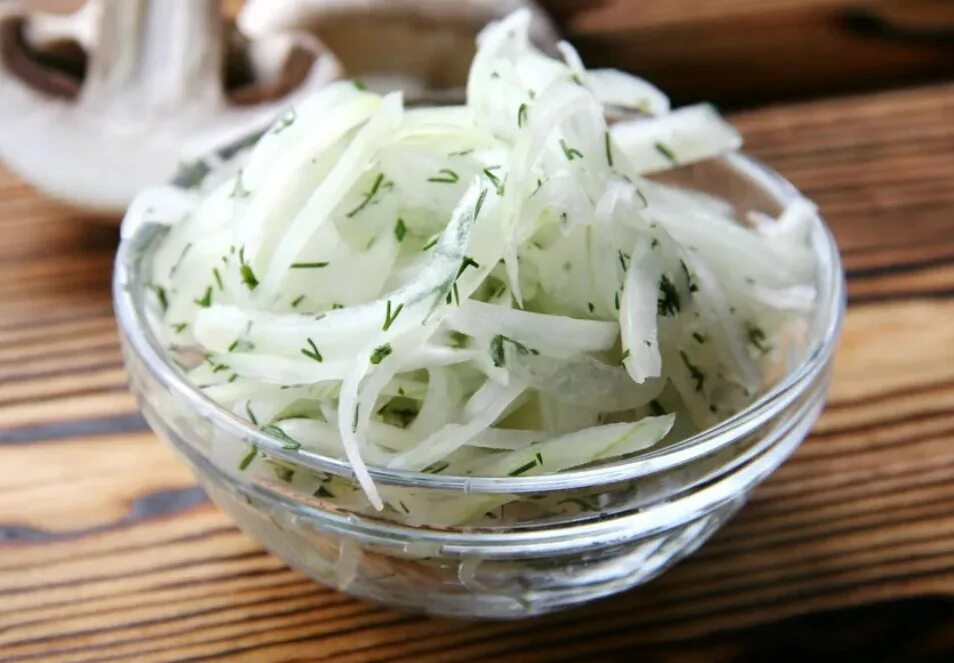 Маринованный лук фото Маринованный лук за 2 минуты: к плову, в салат, к мясу или к селедке Кулинарные 