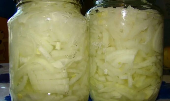Маринованный лук на зиму рецепт с фото Простой Рецепт маринованного лука на зиму полукольцами пошагово с фото
