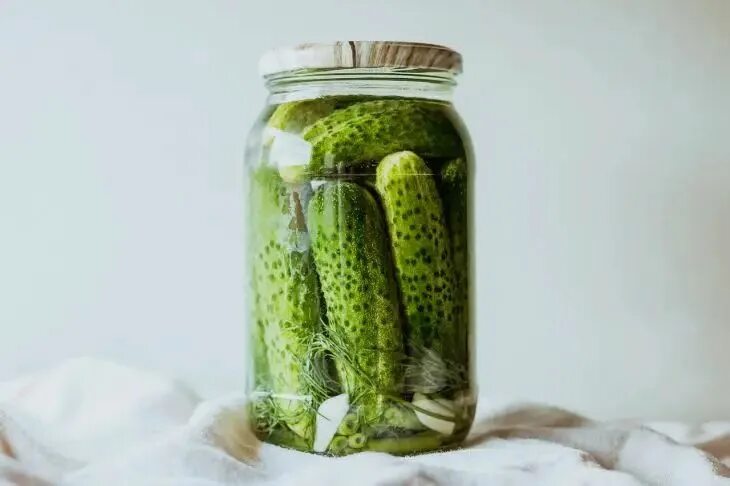 Маринуем огурцы фото Как закатать огурцы на зиму без уксуса: получаются сладкими и хрустящими: новост