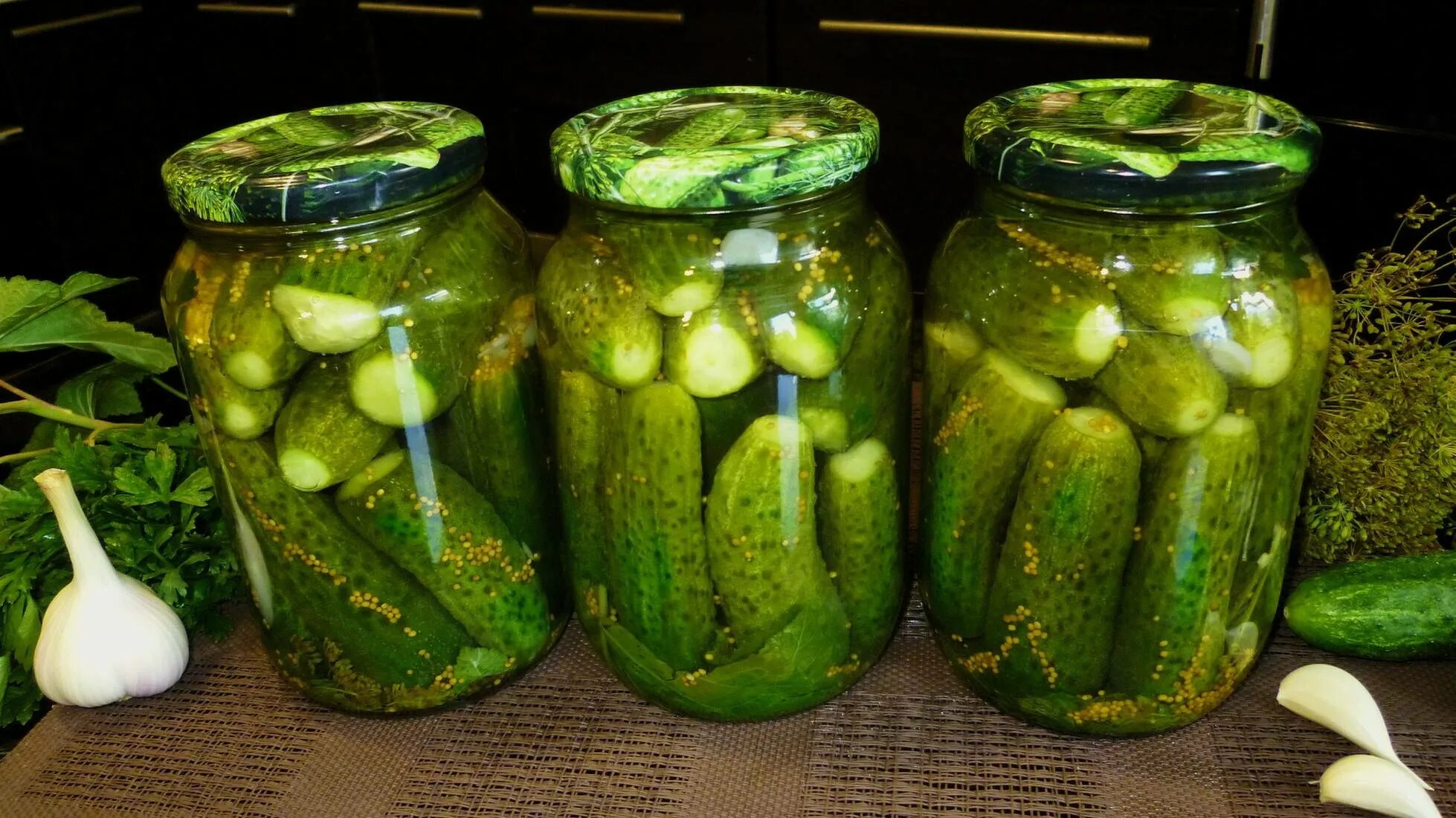 Маринуем огурцы фото Рецепт классических консервированных огурцов