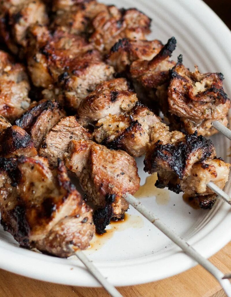 Маринуем шашлык из свинины фото Shashlik (Russian Shish Kebabs) Shashlik recipes, Pork shashlik recipe, Russian 