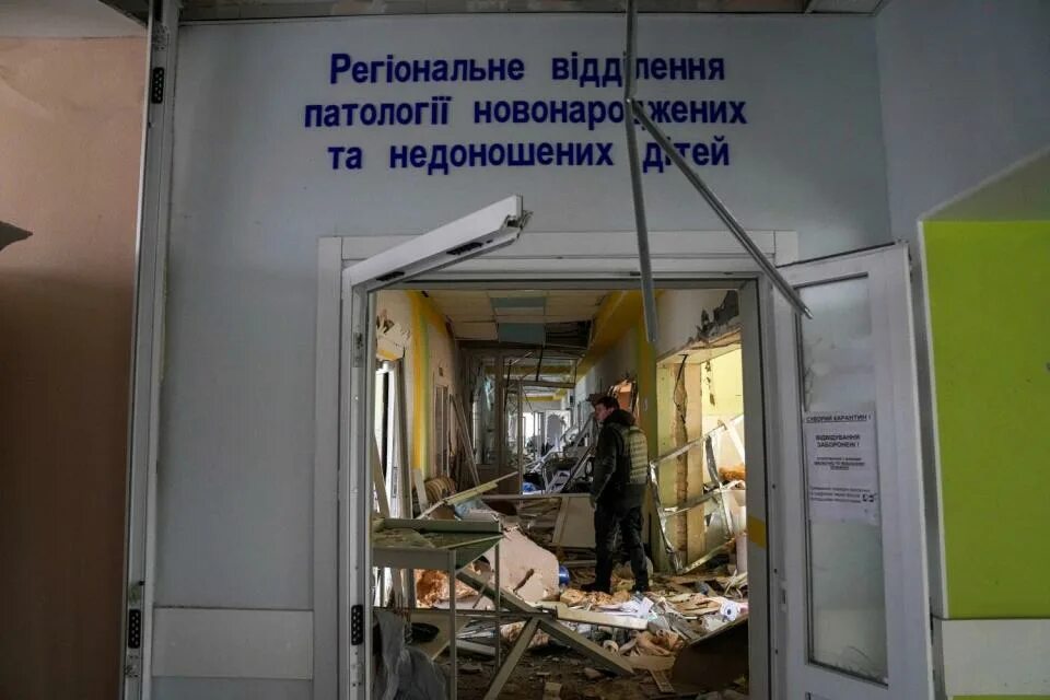 Мариуполь больница фото Russia bombs maternity hospital amid evacuation effort, Ukraine says