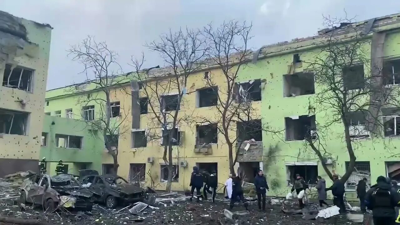 Мариуполь больница фото Мариуполь. Прямой удар российских террористов по роддому. Люди под завалами. Дет