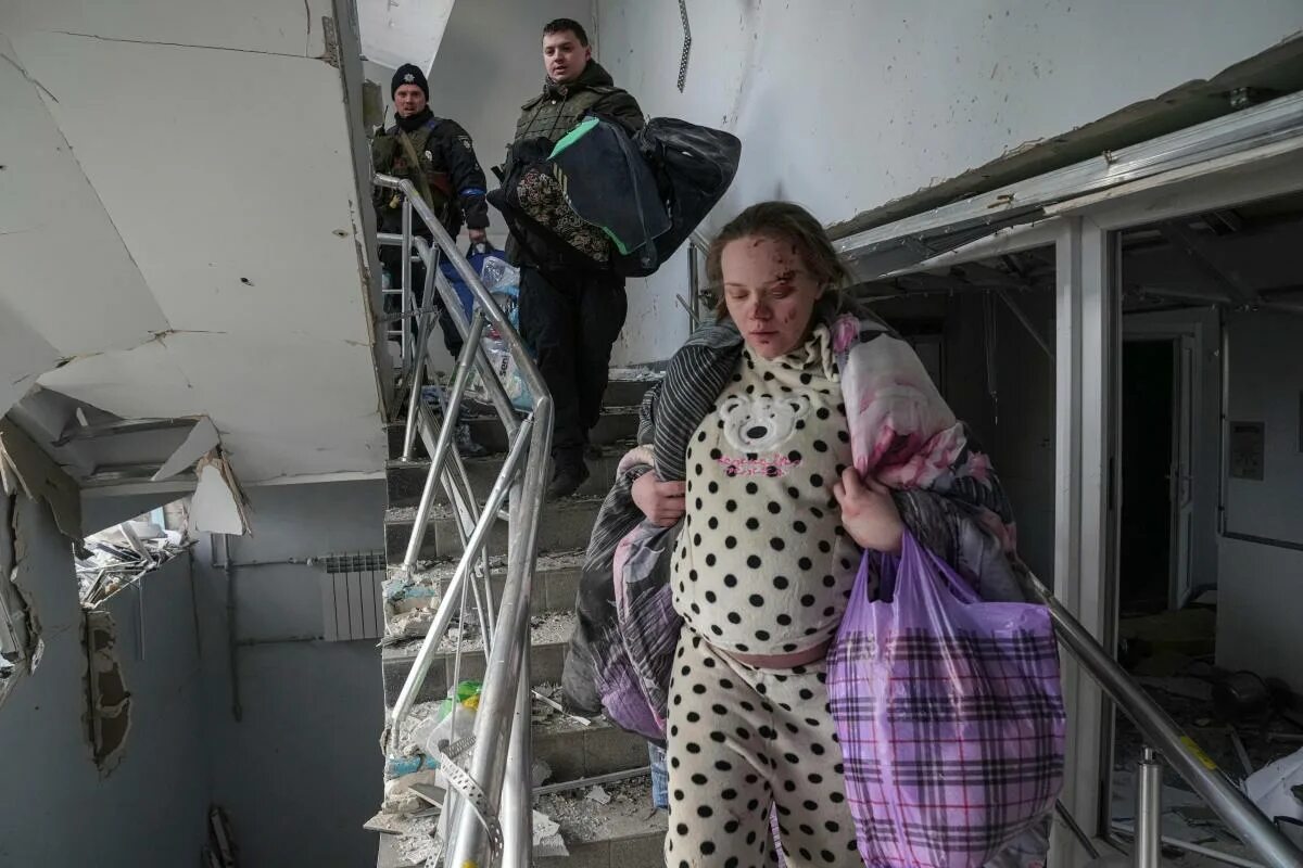 Мариуполь больница фото Twitter removes Russian embassy tweet about pregnant Ukraine woman at hospital a