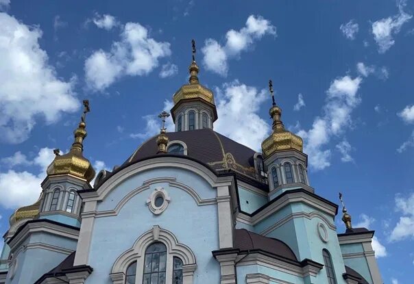 Мариуполь церковь фото Residents of Mariupol met Easter under the sound of the canon In part of the chu