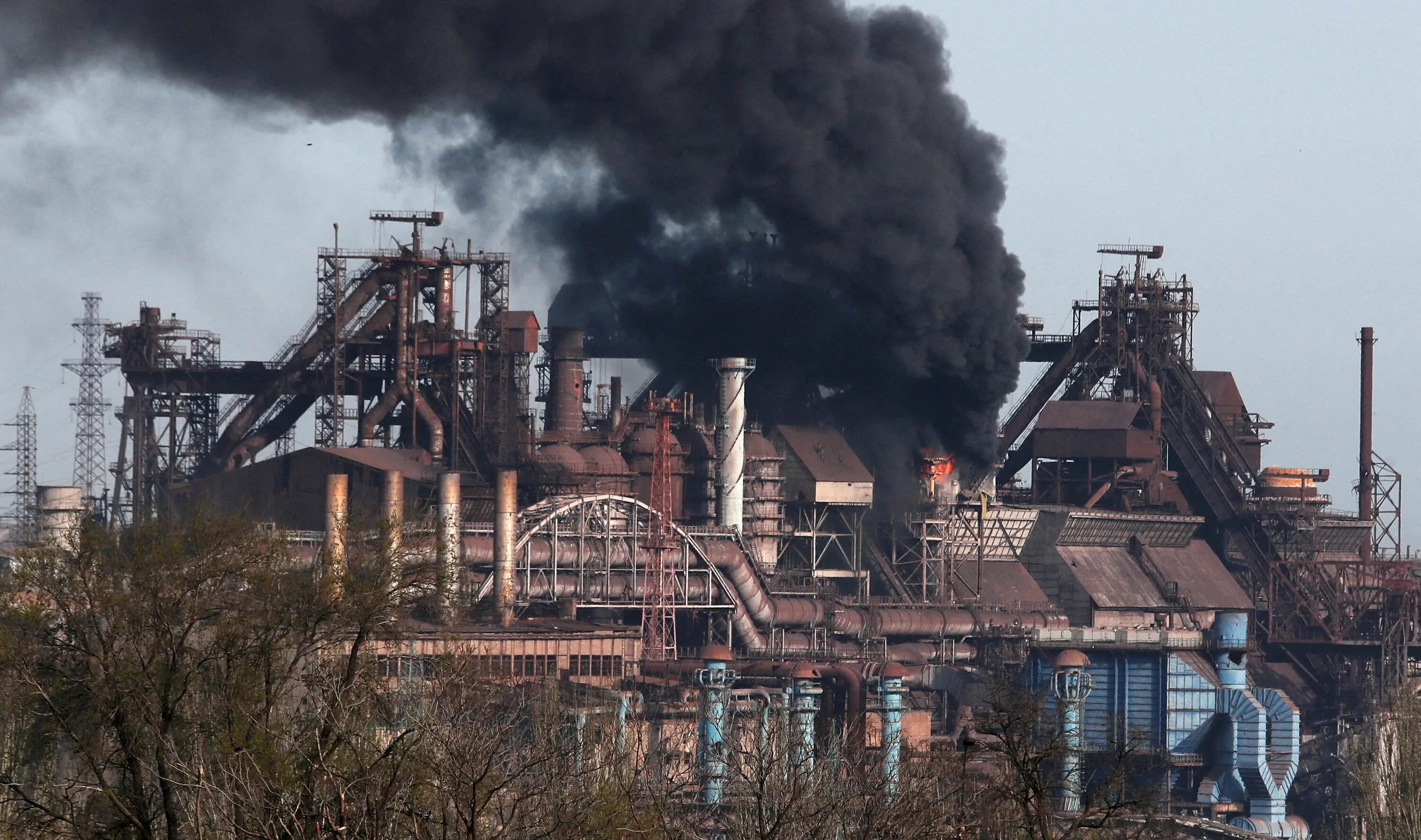 Мариуполь завод азовсталь фото Russia wants to capture fighters in Mariupol steel works, local governor says Re