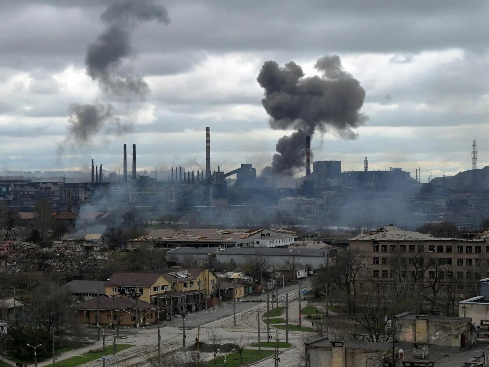 Мариуполь завод азовсталь фото Зеленский предложил вариант обмена боевиков, засевших в "Азовстали" - РИА Новост