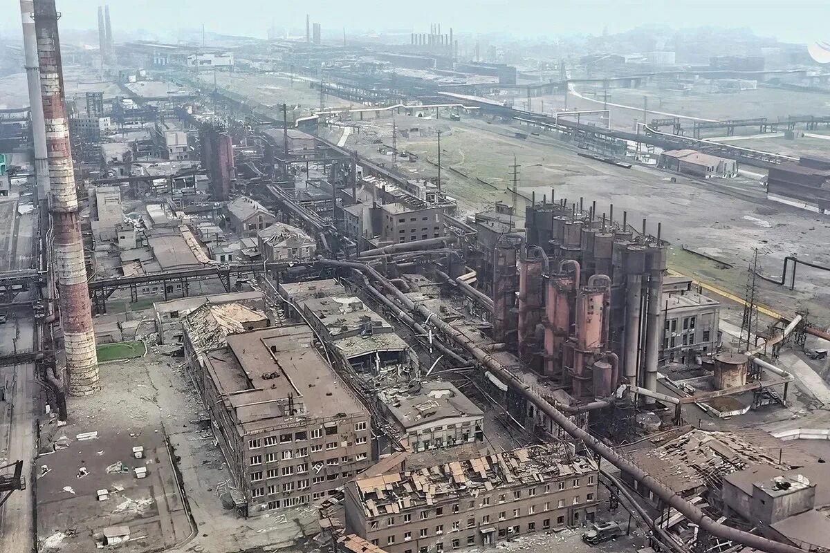 Мариуполь завод азовсталь фото Глава "Роскапстроя" Максимова: восстанавливать "Азовсталь" в Мариуполе не будут 