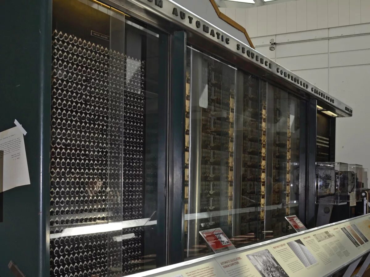 Марк 1 компьютер фото At Harvard, Howard Aiken's computing machine hums briefly back to life Harvard M