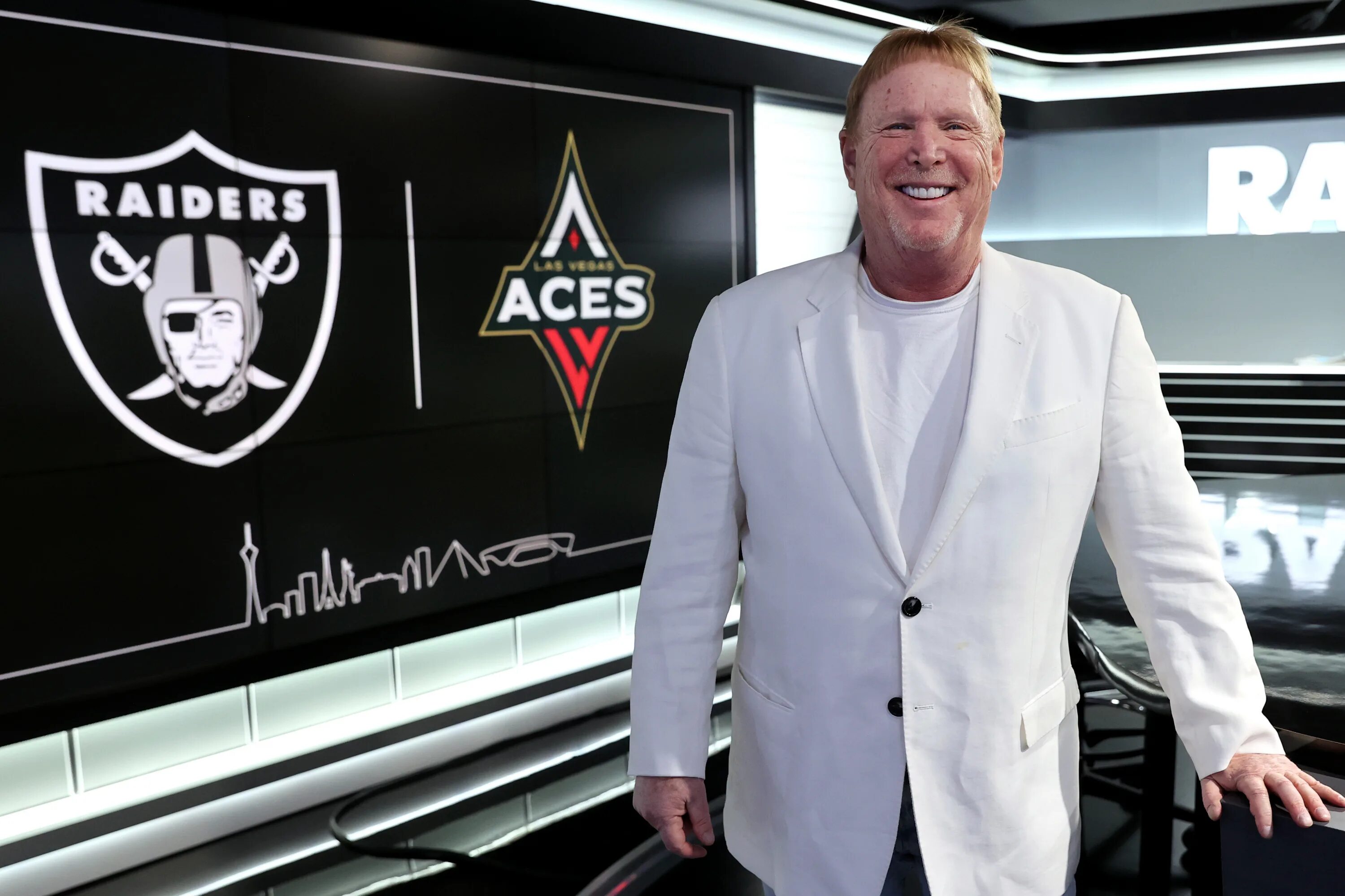 Марк девис миллиардер фото Las Vegas Raiders - Al Davis would've been 93 years old today. We remember him a