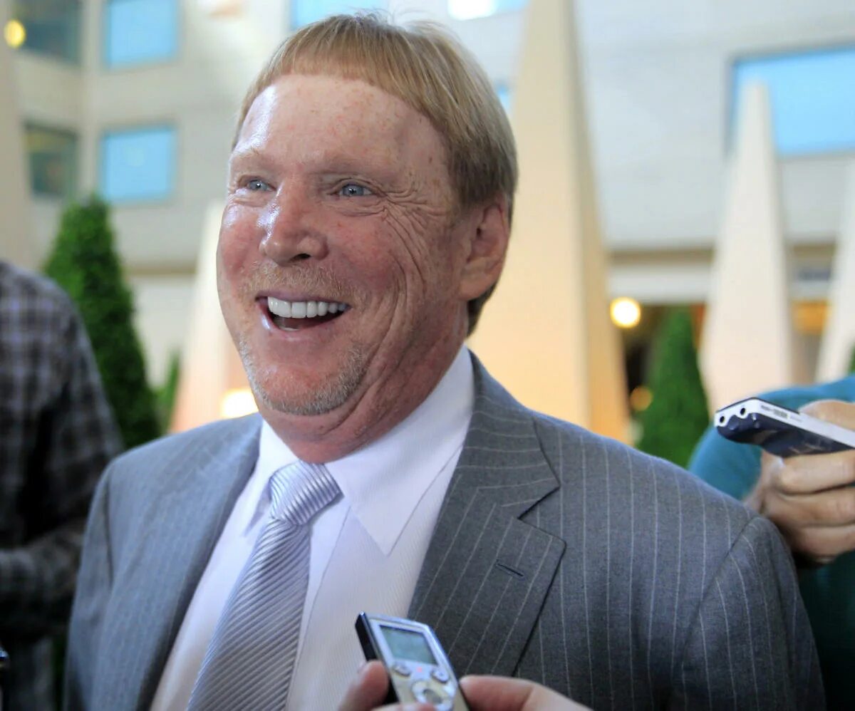 Марк девис миллиардер фото Oakland Raiders owner is worth $500 million and still uses a 2003 Nokia phone an
