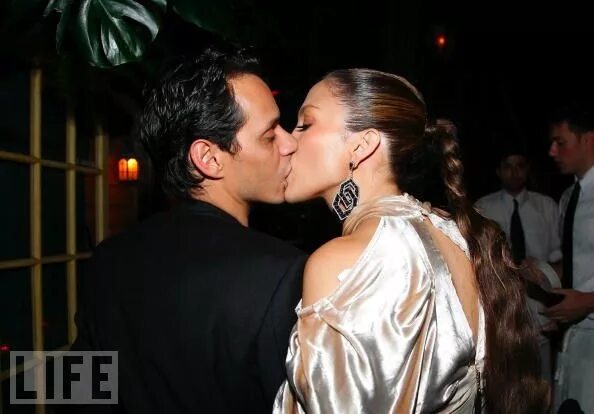 Марк энтони и дженнифер лопес фото Jennifer Lopez Kisses Marc Anthony at a Post-VMAs Dinner 2009 Jennifer lopez mar