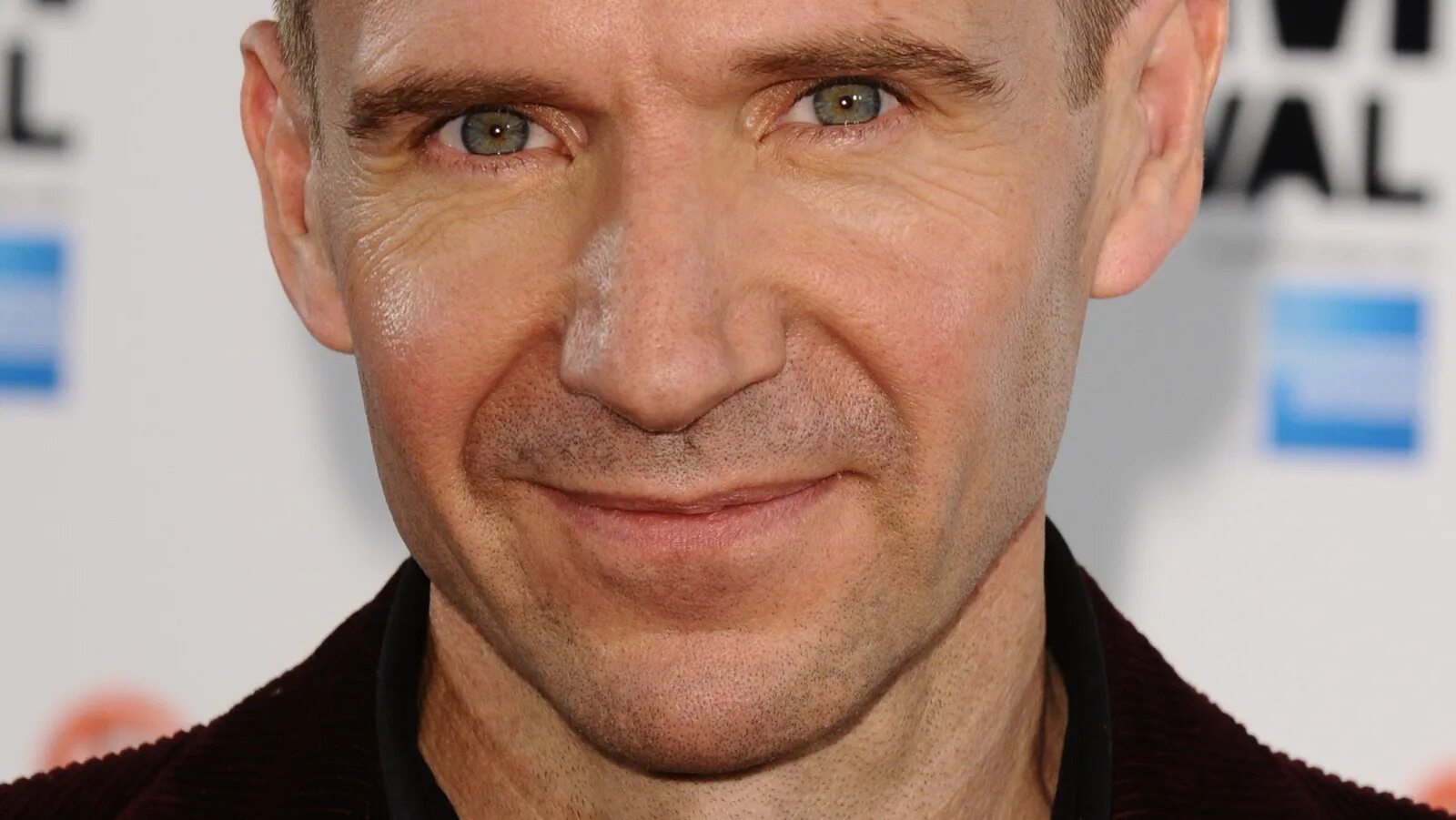 Марк файнс фото Ralph Fiennes Discusses Unexpected Role He Played In Ben Affleck And Jennifer Lo