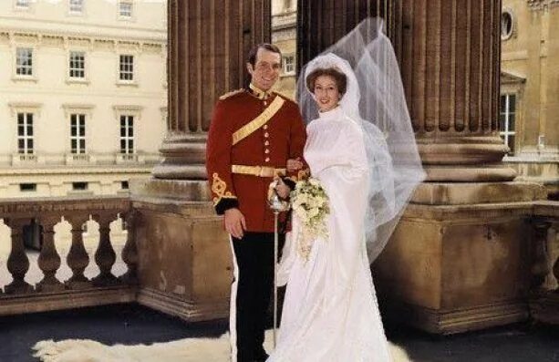 Марк филлипс муж принцессы анны фото The Wedding Dresses of Princess Anne - Royal Central Royal wedding dress, Prince