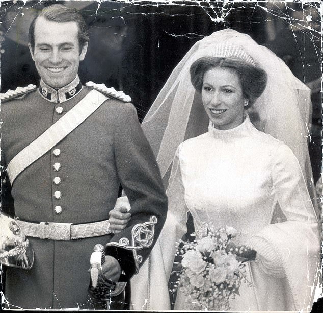 Марк филлипс муж принцессы анны фото But which Royal dresses are the most hotly searched by brides-to-be in need of i
