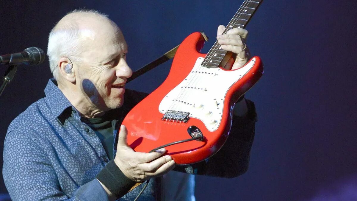 Марк нопфлер фото в молодости и сейчас Mark Knopfler donates signed Fender Stratocaster to Streets of London's #ComeOnH