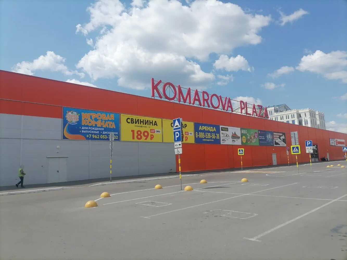 Марк просп комарова 12 фото Photo: Komarova Plaza, shopping mall, Omsk, prospekt Komarova, 13В - Yandex Maps