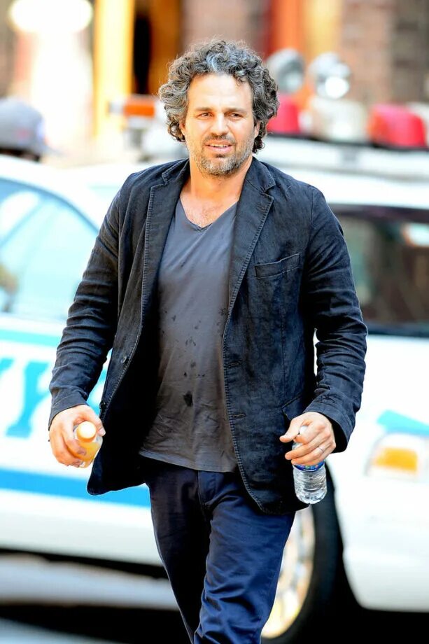 Марк руффало фото Want a Stylish Look In Simple Tees? Take Inspiration From Jason Momoa, Mark Ruff
