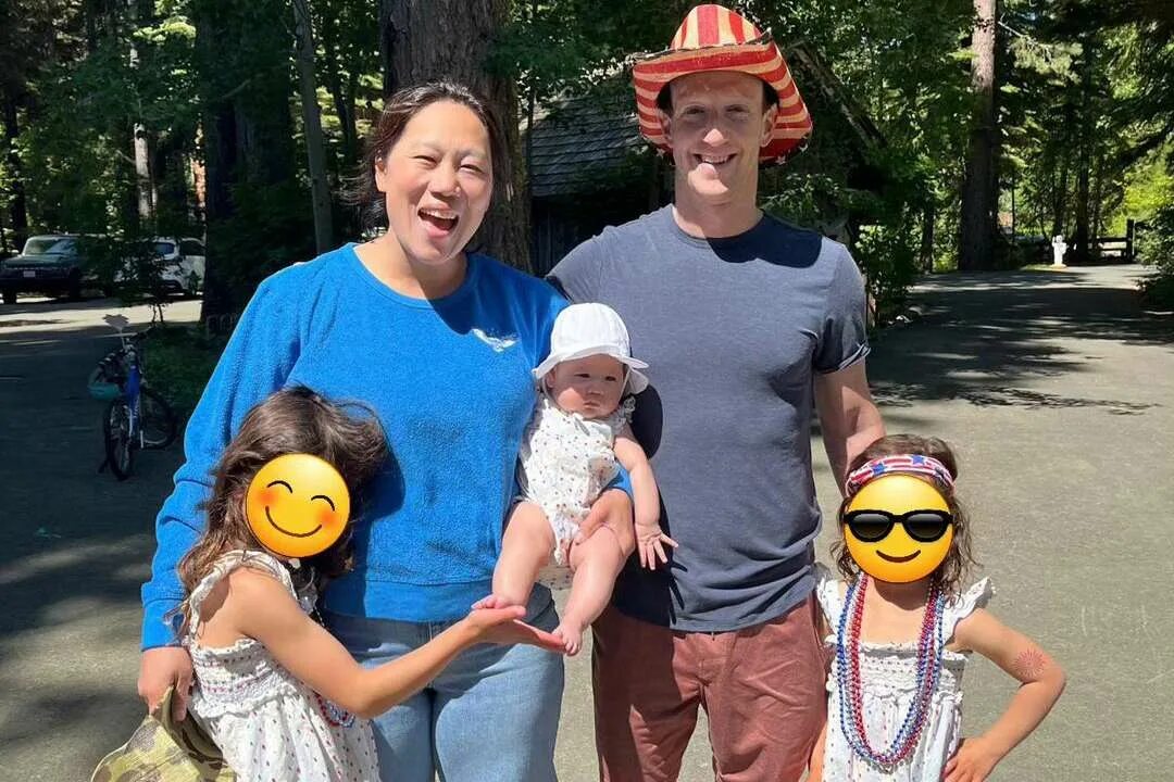 Марк цукерберг дети фото Mark Zuckerberg and Priscilla Chan Celebrate Fourth of July in First Photo as Fa