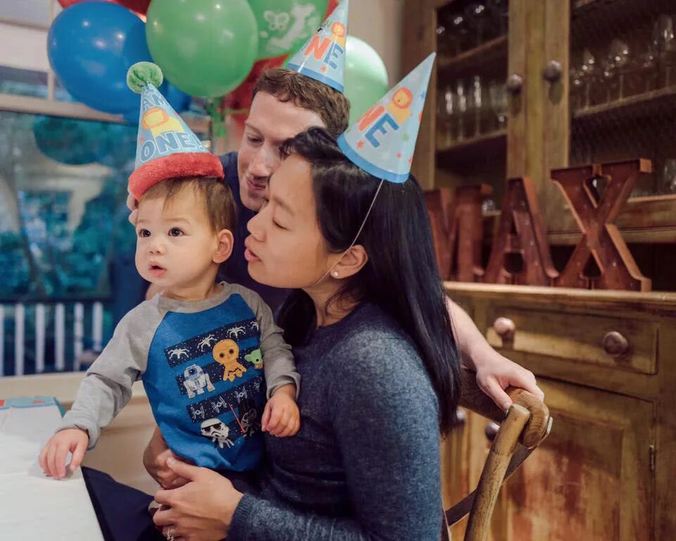 Марк цукерберг дети фото Happy Birthday, Max! Mark Zuckerberg Shares Family Photo from Daughter’s Sweet C