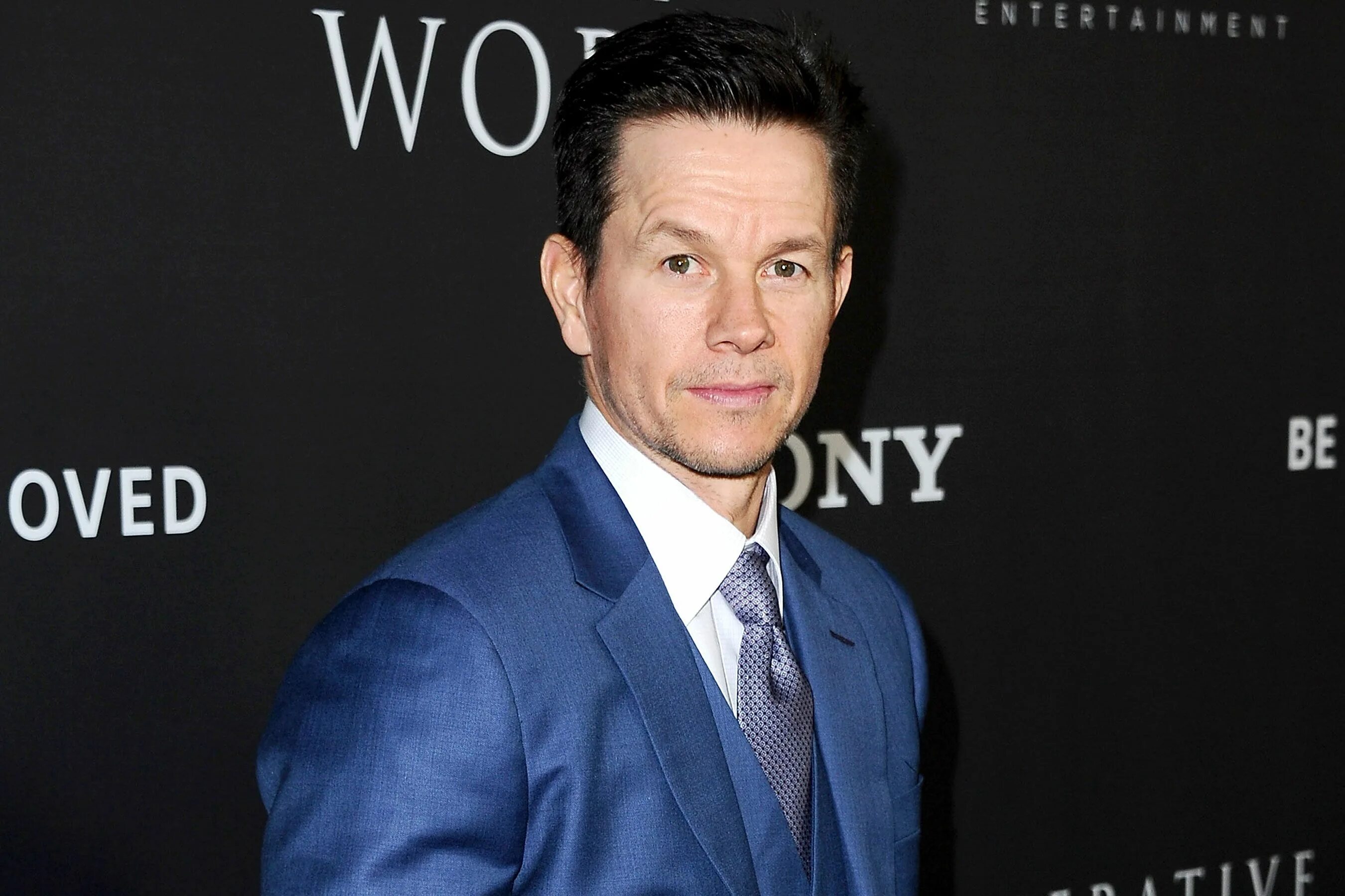Марк уолберг 2024 фото Mark Wahlberg donates 'All the Money' reshoots salary to Time's Up after backlas
