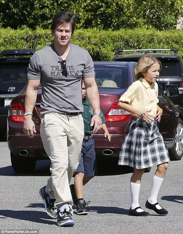 Марк уолберг дети и жена фото Mark Wahlberg shares video congratulating brother Donnie on marriage to Jenny Mc