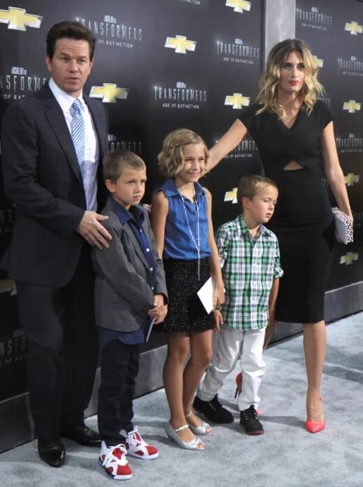 Марк уолберг дети и жена фото Transformers: Age Of Extinction' New York Premiere Is A Family Affair Celeb Baby