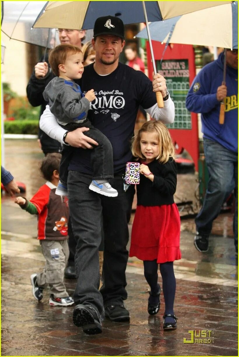 Марк уолберг дети и жена фото Pin by Therasa Fritze on Mark Wahlberg Mark wahlberg, Mark walberg, Kids