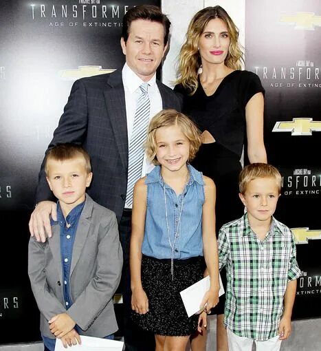 Марк уолберг дети и жена фото Family Affair! Mark Wahlberg Fetes Transformers With Wife, Three Kids Celebrity 