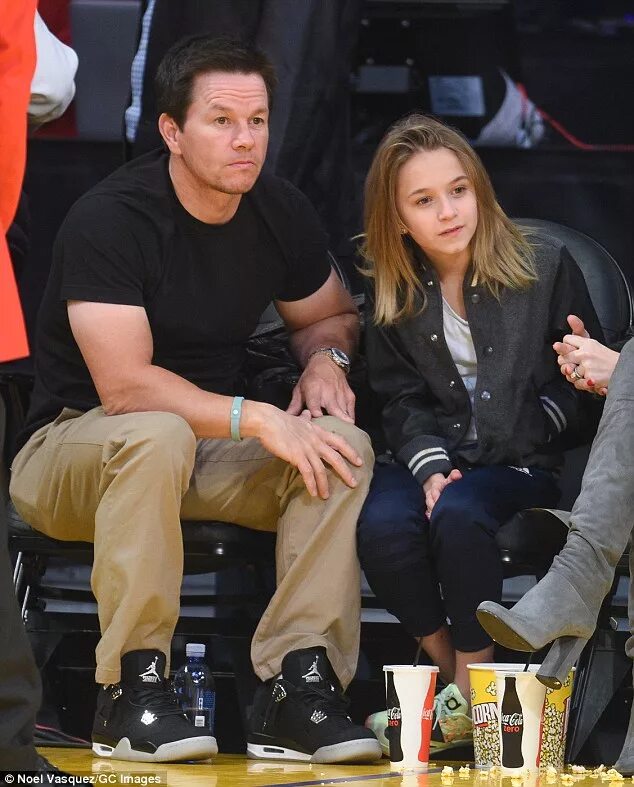 Марк уолберг дети и жена фото Mark Wahlberg and his wife Rhea pucker up for the Lakers' kiss cam Daily Mail On