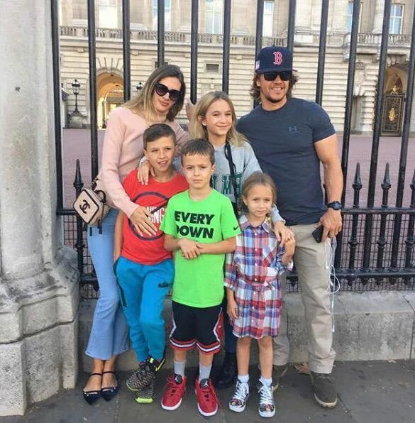 Марк уолберг дети и жена фото Mark Wahlberg Says Raising a Teenage Girl Is 'Tough'
