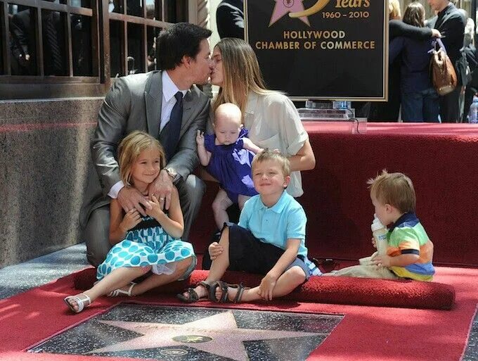 Марк уолберг дети и жена фото Mark & Rhea with there Children's Ella Rae Michael Robert Brendan Joseph & Grace