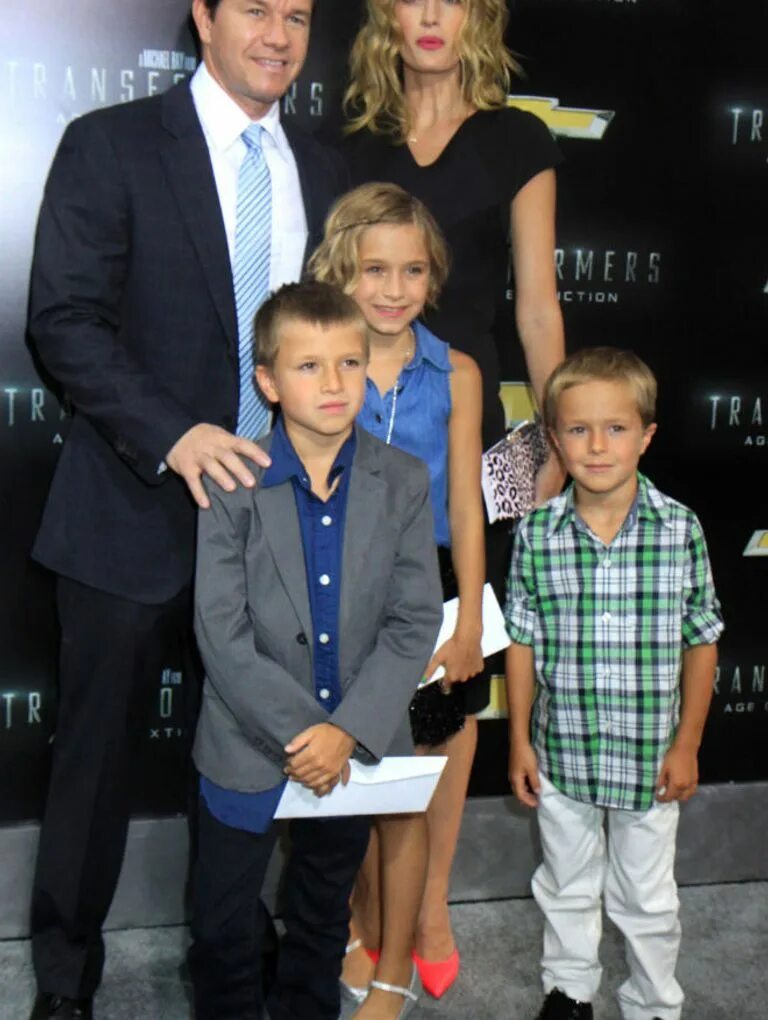 Марк уолберг дети и жена фото Mark Wahlberg and family at the Transformers premiere - Today's Parent