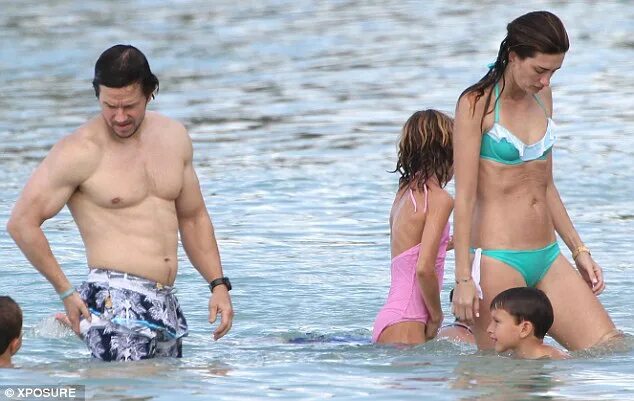 Марк уолберг дети и жена фото Mark Wahlberg shows off his six-pack with bikini clad wife Rhea in Barbados Dail