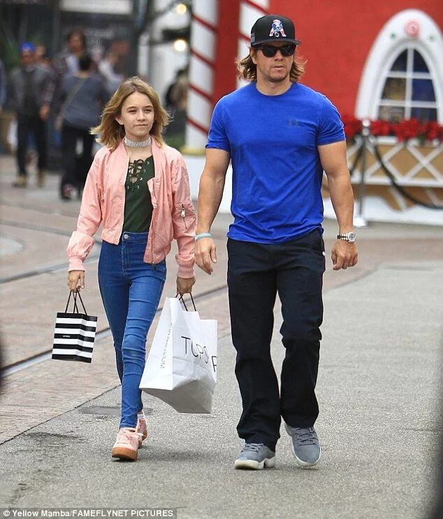 Марк уолберг дети и жена фото Ripped Mark Wahlberg hunts for Black Friday deals with teen daughter Mark wahlbe