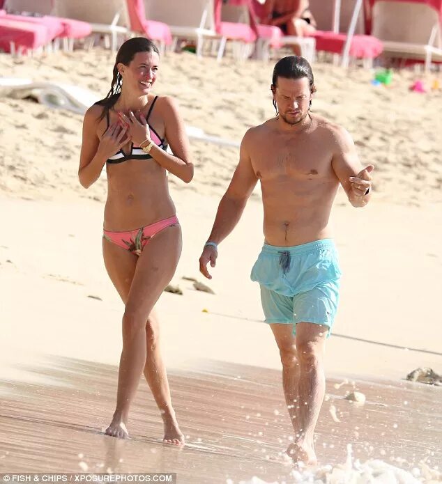 Марк уолберг дети и жена фото Mark Wahlberg and Rhea Durham enjoy more beach fun in Barbados Daily Mail Online