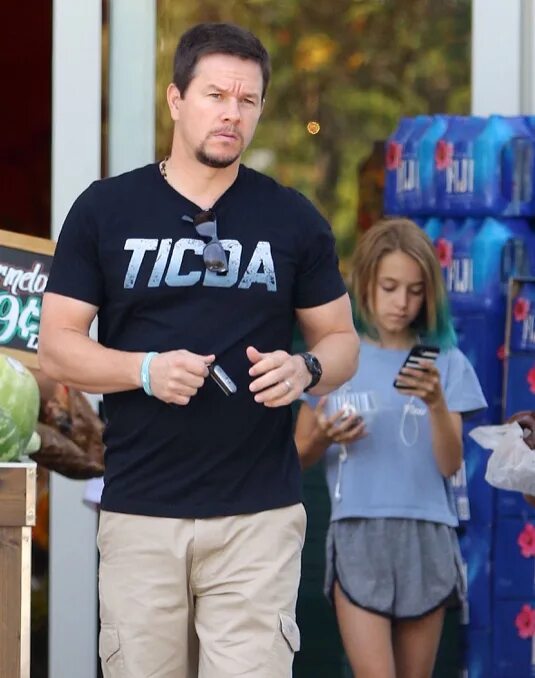 Марк уолберг дети и жена фото Mark Wahlberg Stops By Bristol Farms With His Children Celeb Baby Laundry