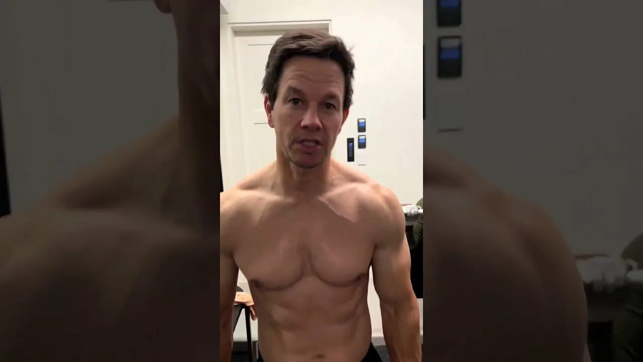 Марк уолберг фото Mark Wahlberg Looks Ripped at 51 In Recent Physique Update - YouTube